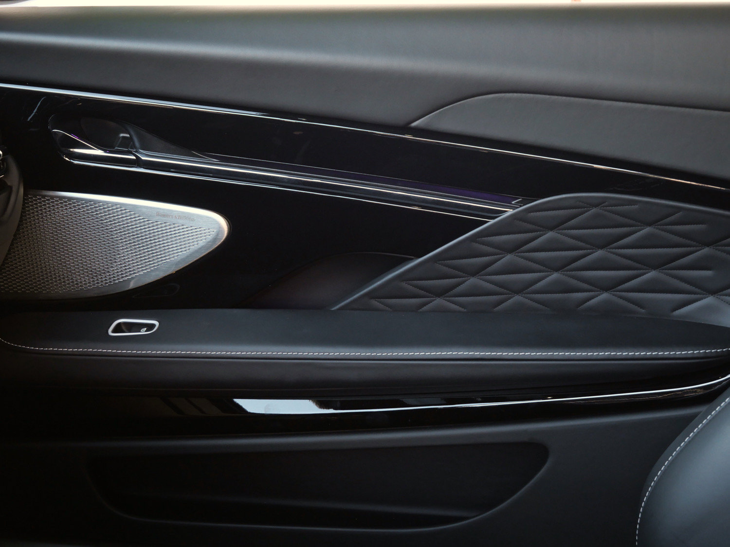 Used 2024 Aston Martin DB12 Coupe RWD image 14