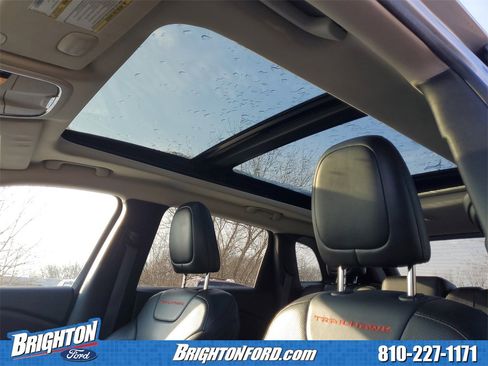 Used 2017 Jeep Cherokee Trailhawk image 11