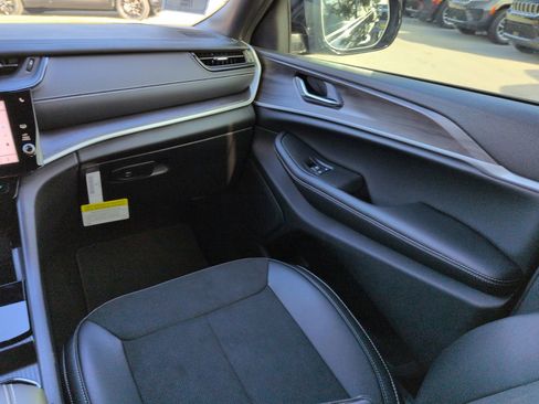 New 2026 Jeep Grand Cherokee Altitude image 16