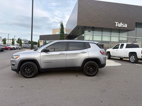 Used 2018 Jeep Compass Sport w/ Tech Group FWD image 4