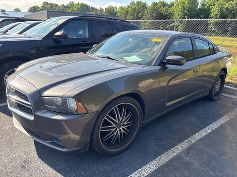 Used 2014 Dodge Charger SE RWD image 1