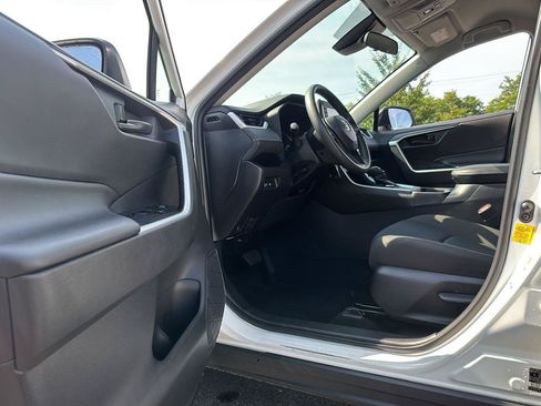 Used 2021 Toyota RAV4 LE AWD/4WD image 2