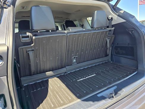 Used 2023 Toyota Highlander XLE AWD/4WD image 23