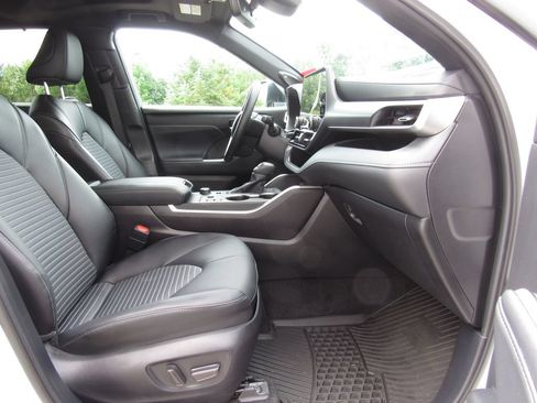 Used 2024 Toyota Highlander XSE AWD/4WD image 19