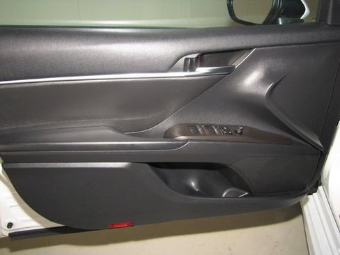 Used 2023 Toyota Camry SE FWD image 11