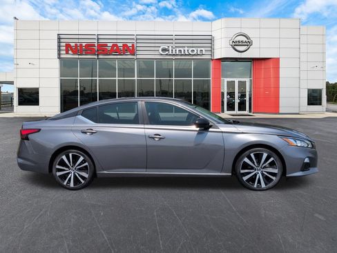 Used 2022 Nissan Altima 2.5 SR FWD image 2