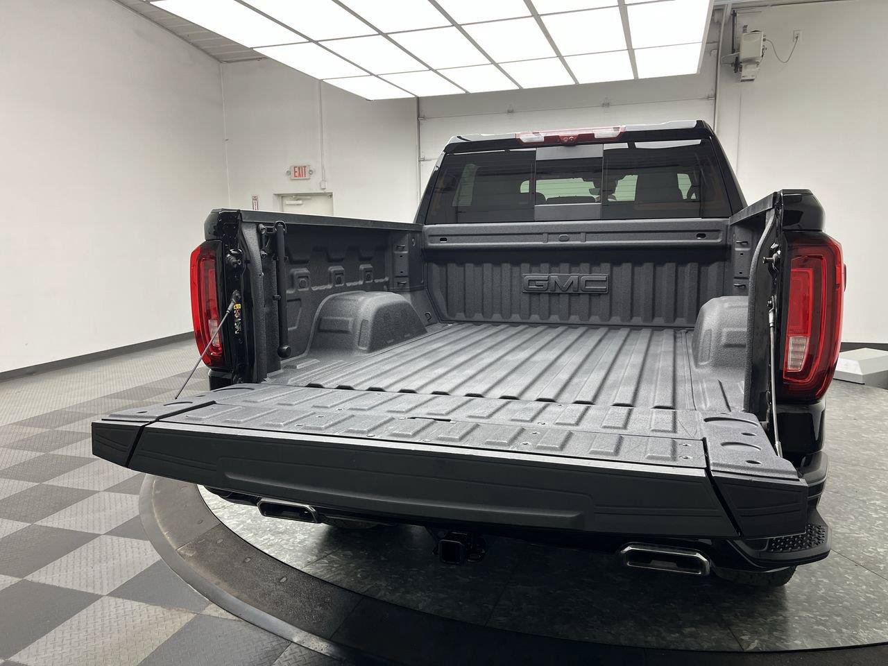 Certified 2025 GMC Sierra 1500 AT4 w/ Technology Package AWD/4WD image 39