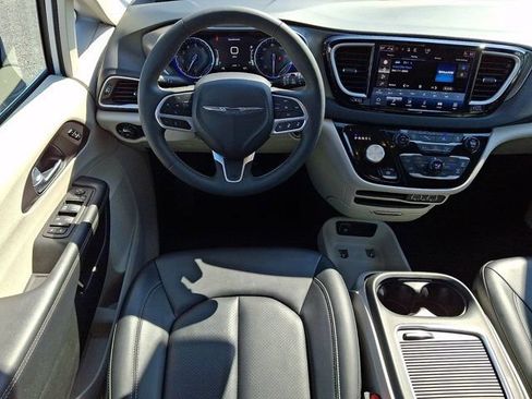 Certified 2024 Chrysler Pacifica Touring-L FWD image 16