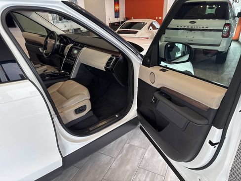 Used 2017 Land Rover Discovery HSE image 35