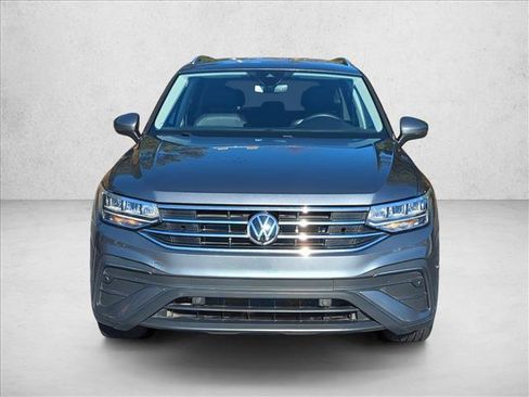 Used 2022 Volkswagen Tiguan SE image 2