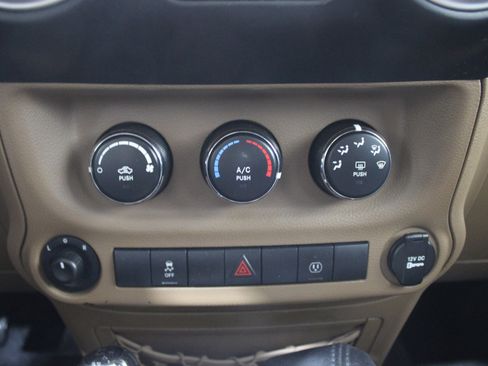 Used 2018 Jeep Wrangler Unlimited Sahara image 11