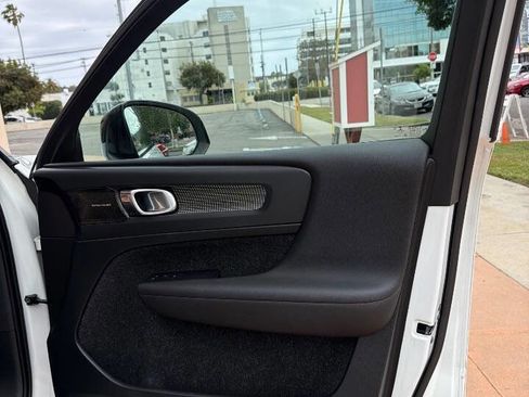 Used 2020 Volvo XC40 T5 R-Design image 32