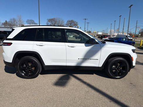 Used 2023 Jeep Grand Cherokee Altitude image 8