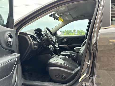 Used 2019 Jeep Cherokee Latitude Plus w/ Cold Weather Group AWD/4WD image 9