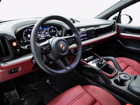 Certified 2025 Porsche Cayenne E-Hybrid AWD/4WD image 4
