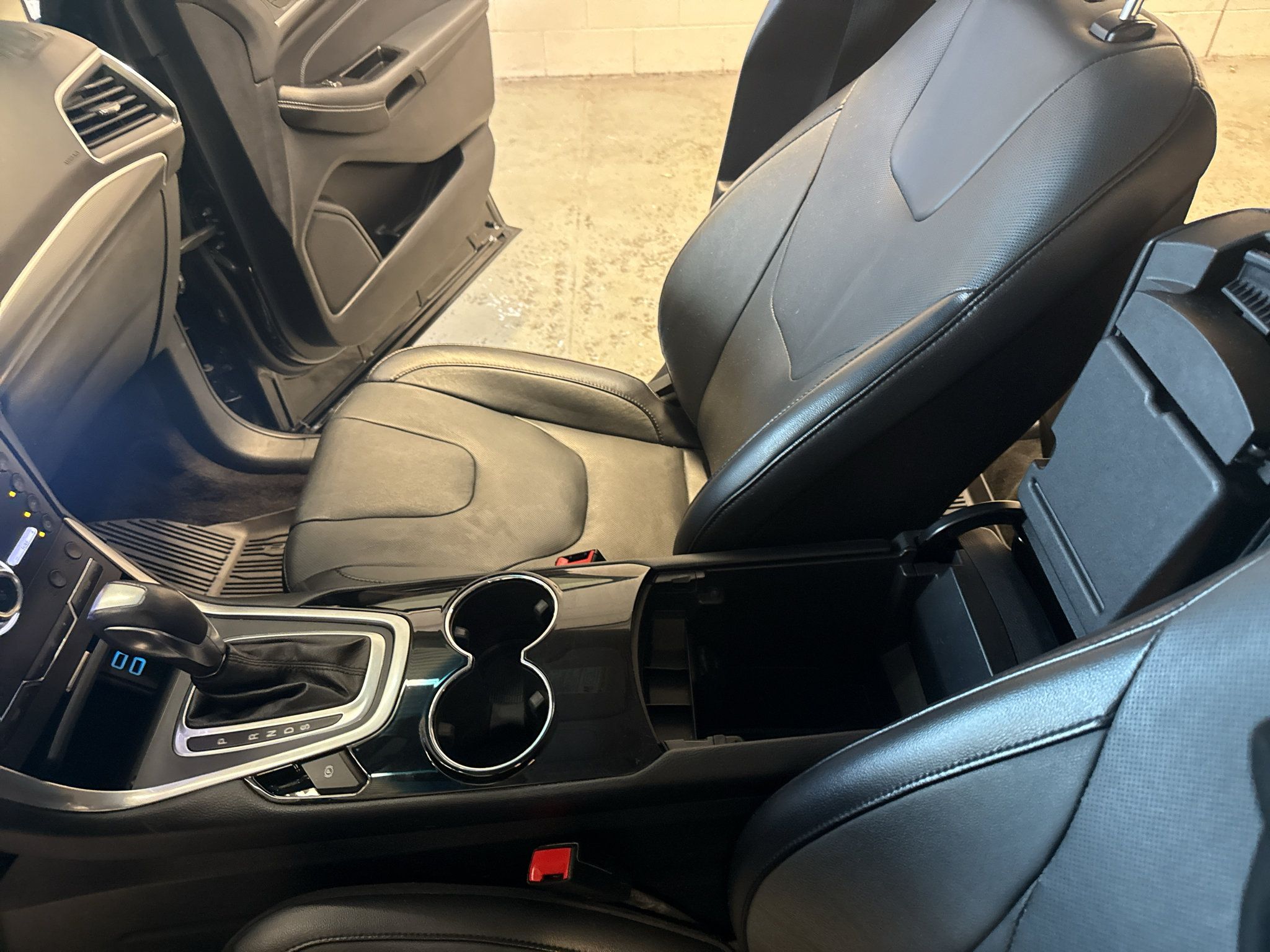 Used 2018 Ford Edge Titanium w/ Equipment Group 301A AWD/4WD image 21