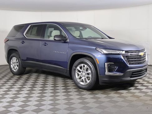 Used 2023 Chevrolet Traverse LS image 2