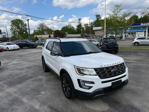 Used 2017 Ford Explorer XLT w/ XLT Technology Feature Bundle AWD/4WD image 2