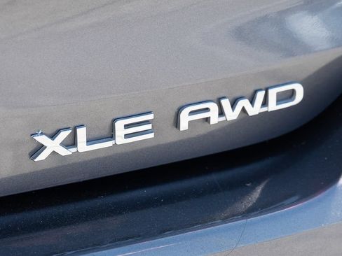 Used 2024 Toyota Highlander XLE AWD/4WD image 14