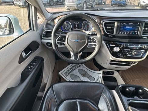 Used 2018 Chrysler Pacifica Touring-L image 12