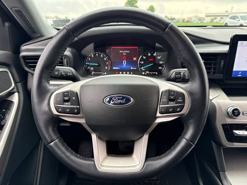 Used 2023 Ford Explorer XLT AWD/4WD image 22