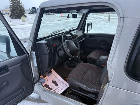 Used 2000 Jeep Wrangler Sport image 12