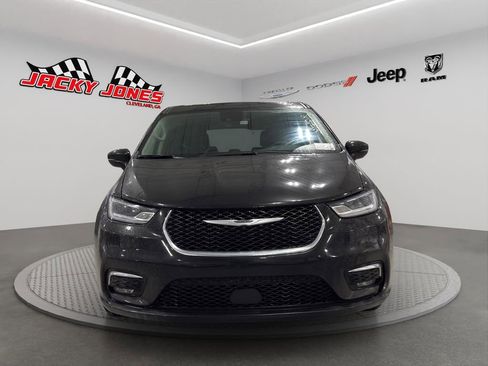 Used 2024 Chrysler Pacifica Limited w/ Trailer Tow Group image 12