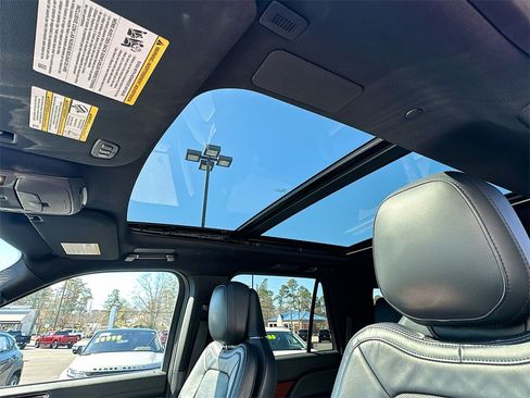 Used 2022 Lincoln Navigator Reserve image 11