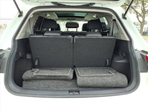 Used 2020 Volkswagen Tiguan SE w/ Panoramic Sunroof Package image 11