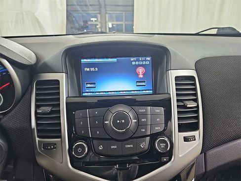 Used 2015 Chevrolet Cruze LT image 25