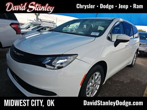 Used 2022 Chrysler Voyager LX image 1