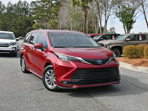 Used 2025 Toyota Sienna XLE image 6