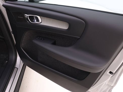 Certified 2025 Volvo XC40 B5 Plus w/ Protection Package Premier image 23