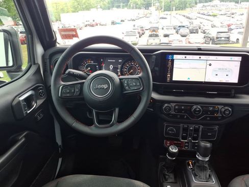 Used 2024 Jeep Gladiator Rubicon w/ Technology Group AWD/4WD image 9