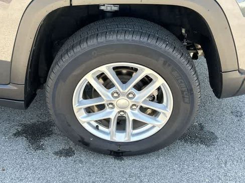 Used 2024 Jeep Grand Cherokee Laredo X AWD/4WD image 5