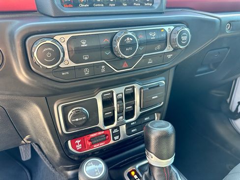 Used 2023 Jeep Wrangler Unlimited Rubicon AWD/4WD image 12