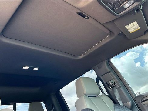 Used 2022 Chevrolet Silverado 1500 ZR2 w/ Technology Package image 25