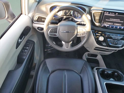 Used 2023 Chrysler Pacifica Touring-L FWD image 9