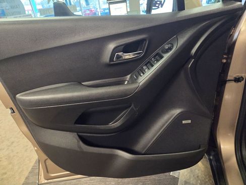 Used 2018 Chevrolet Trax LT w/ Sun & Sound Package image 40