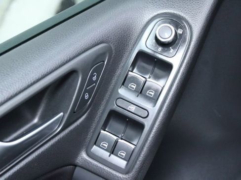 Used 2013 Volkswagen Golf 4-Door image 9