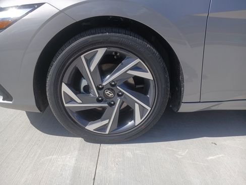 New 2025 Hyundai Elantra Limited image 11