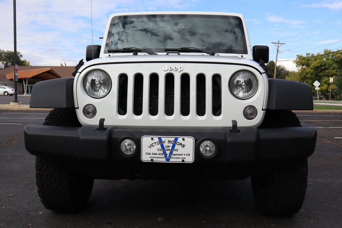 Used 2015 Jeep Wrangler Unlimited Rubicon w/ Connectivity Group AWD/4WD image 13