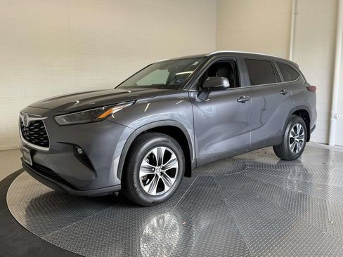 Used 2024 Toyota Highlander XLE AWD/4WD image 1