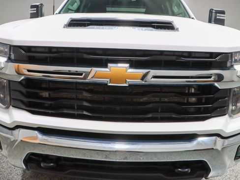 Used 2024 Chevrolet Silverado 3500 LT w/ Convenience Package image 5