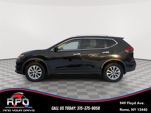 Used 2018 Nissan Rogue SV image 2