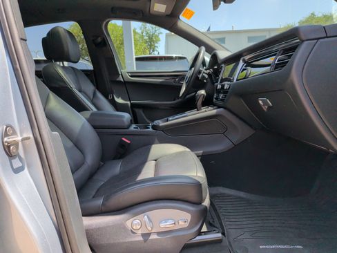 Used 2024 Porsche Macan AWD/4WD image 34