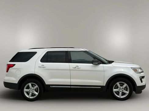 Used 2019 Ford Explorer XLT w/ Equipment Group 202A FWD image 8