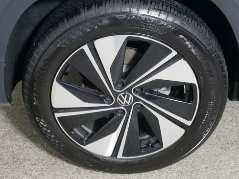 Used 2025 Volkswagen Taos SE image 15