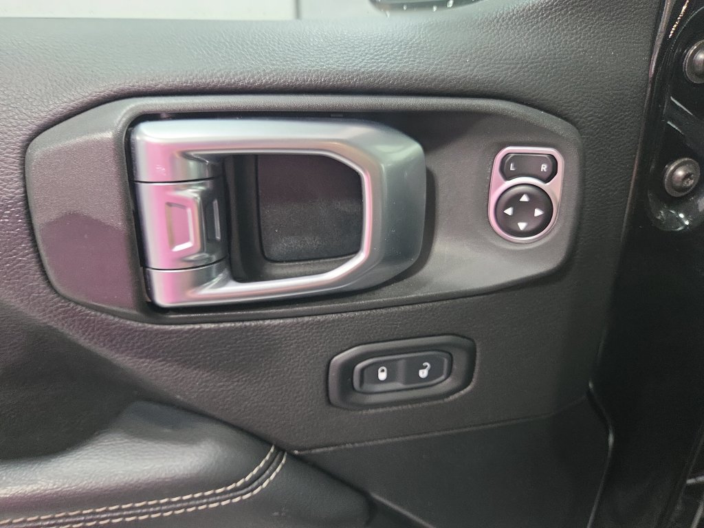 Used 2020 Jeep Wrangler Unlimited Sahara AWD/4WD image 28
