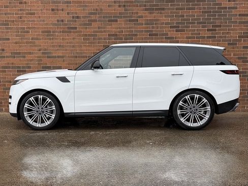 Used 2025 Land Rover Range Rover Sport SE image 2